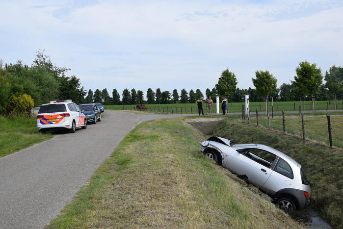 Auto belandt in greppel