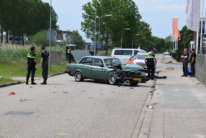 Flinke schade na botsing tussen twee auto's
