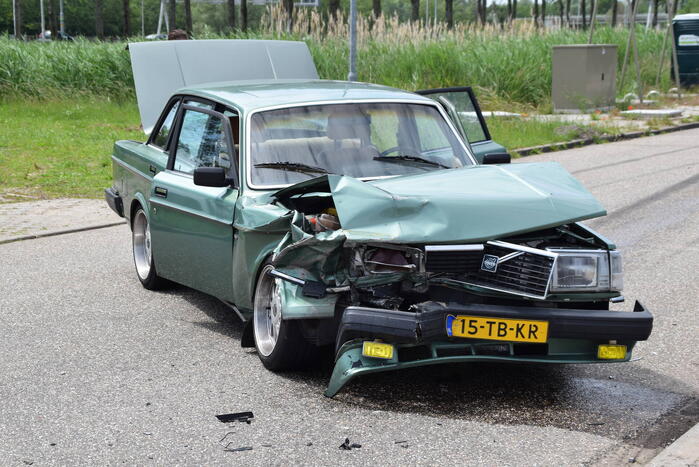 Flinke schade na botsing tussen twee auto's