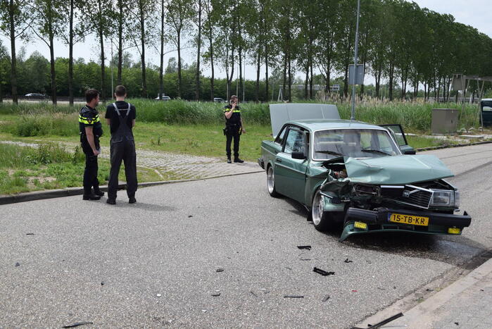 Flinke schade na botsing tussen twee auto's