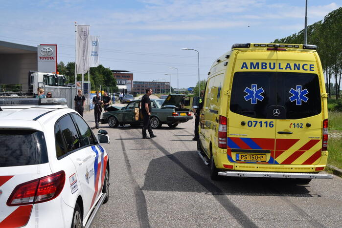 Flinke schade na botsing tussen twee auto's