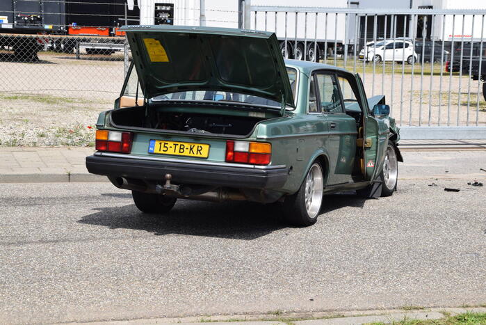 Flinke schade na botsing tussen twee auto's
