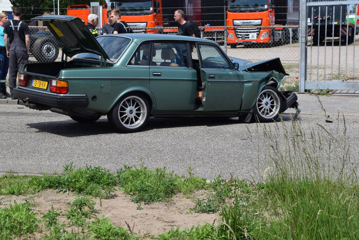 Flinke schade na botsing tussen twee auto's