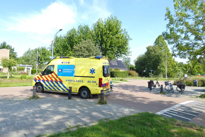 Fietsers botsen op kruising