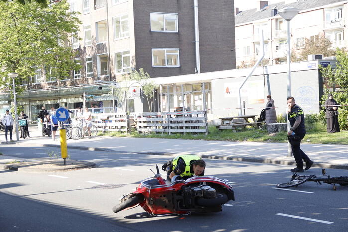 Scooterrijder en fietser gewond bij botsing
