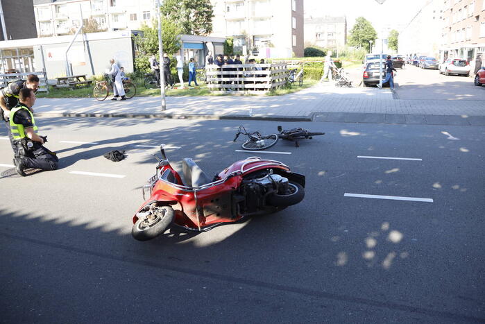 Scooterrijder en fietser gewond bij botsing