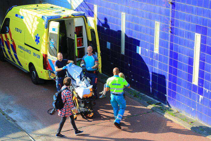 Kind met voet vast tussen spaken van fiets