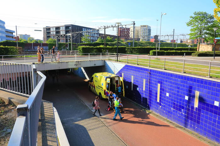 Kind met voet vast tussen spaken van fiets