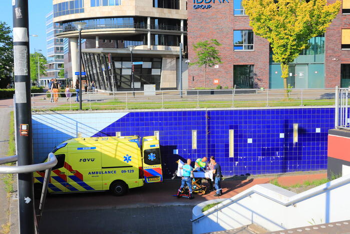 Kind met voet vast tussen spaken van fiets