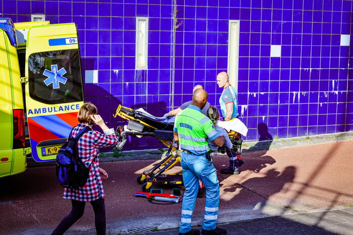 Kind met voet vast tussen spaken van fiets