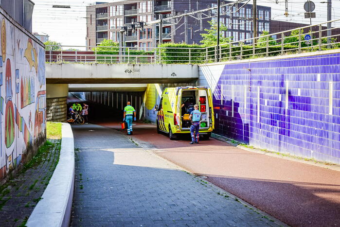 Kind met voet vast tussen spaken van fiets