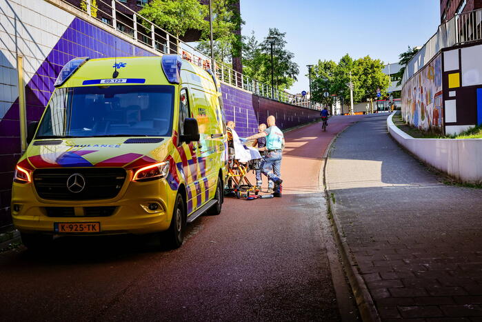 Kind met voet vast tussen spaken van fiets