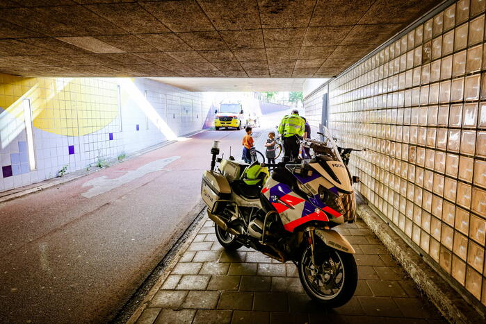 Kind met voet vast tussen spaken van fiets