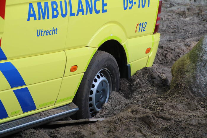 Ambulance rijdt zich vast bosgebied Nimmerdor