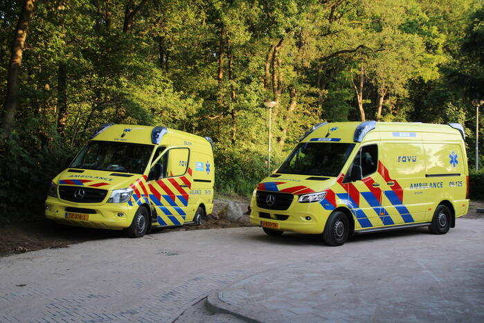Ambulance rijdt zich vast bosgebied Nimmerdor