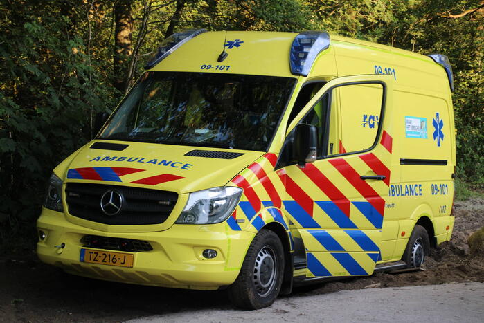 Ambulance rijdt zich vast bosgebied Nimmerdor