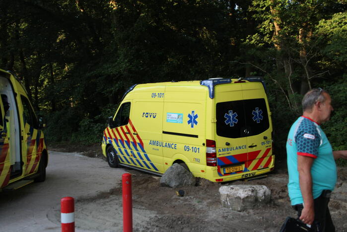 Ambulance rijdt zich vast bosgebied Nimmerdor