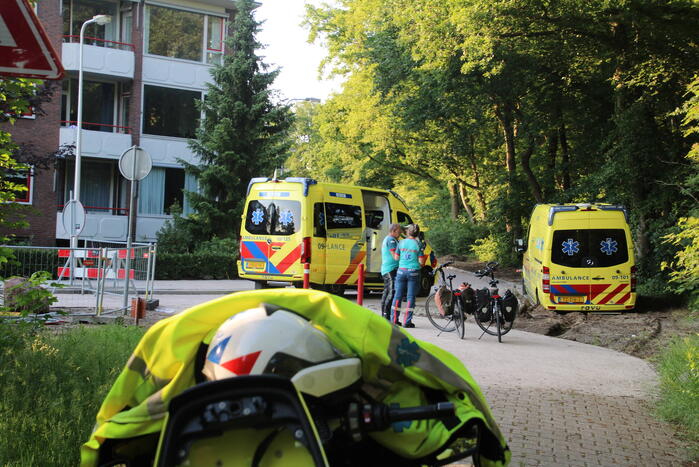 Ambulance rijdt zich vast bosgebied Nimmerdor