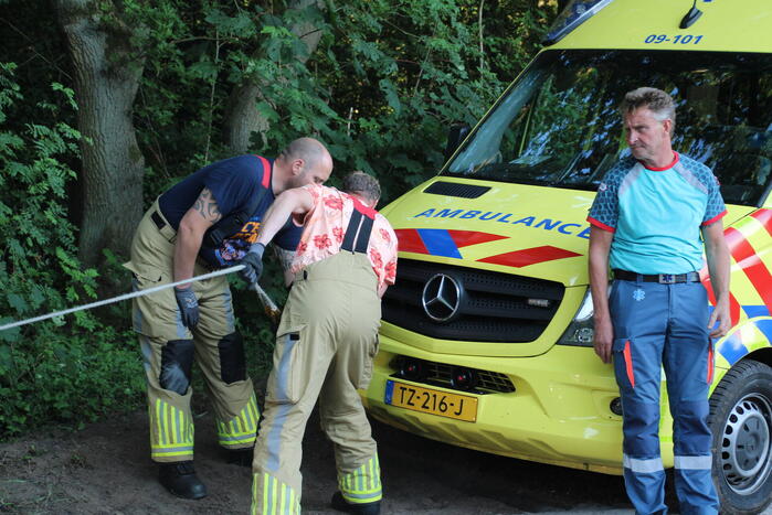 Ambulance rijdt zich vast bosgebied Nimmerdor