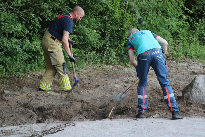 Ambulance rijdt zich vast bosgebied Nimmerdor