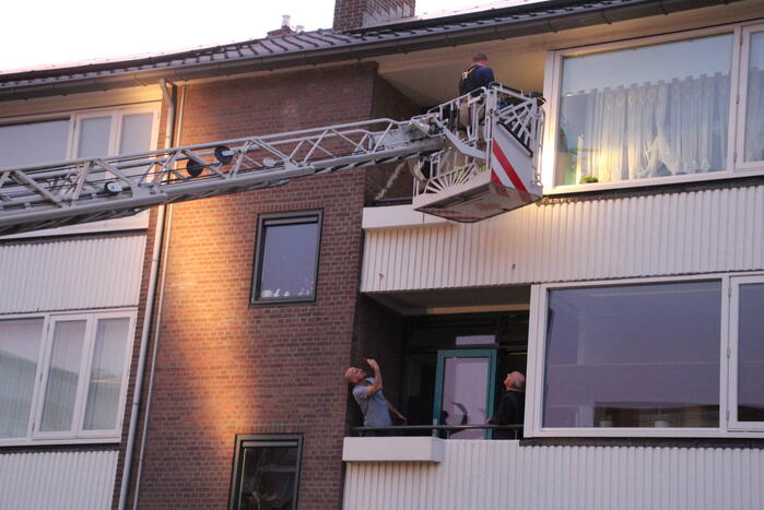 Bewoners buitengesloten, brandweer schiet te hulp
