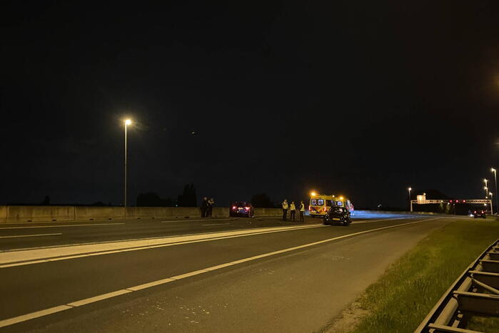 Automobilist botst op stilgevallen auto