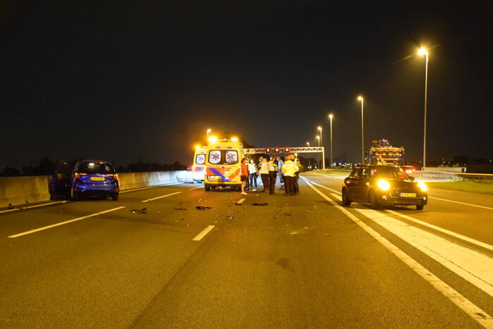 Automobilist botst op stilgevallen auto