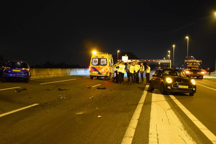 Automobilist botst op stilgevallen auto