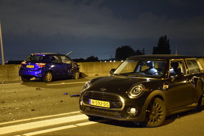 Automobilist botst op stilgevallen auto