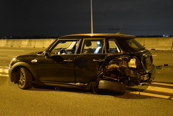Automobilist botst op stilgevallen auto
