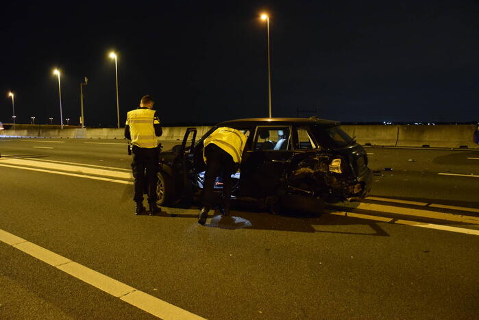 Automobilist botst op stilgevallen auto