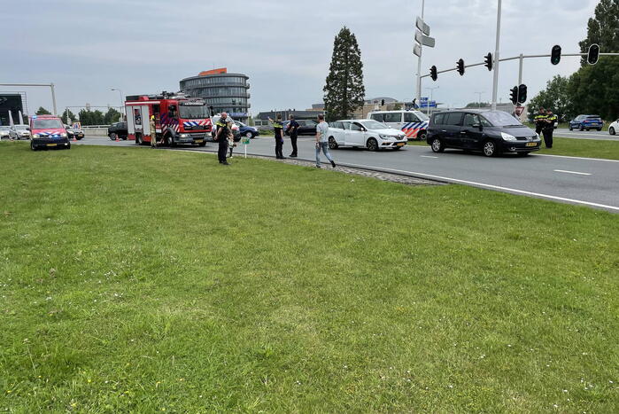 Twee auto's betrokken bij aanrijding op rotonde