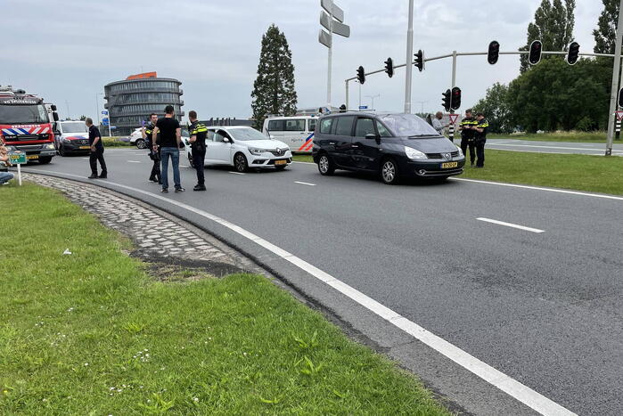 Twee auto's betrokken bij aanrijding op rotonde