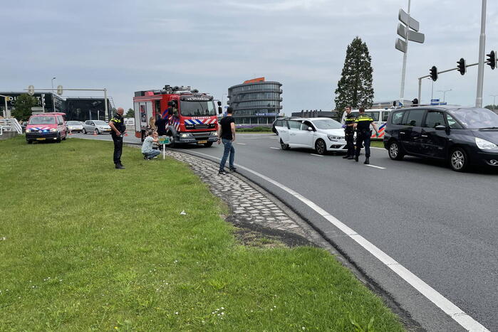 Twee auto's betrokken bij aanrijding op rotonde