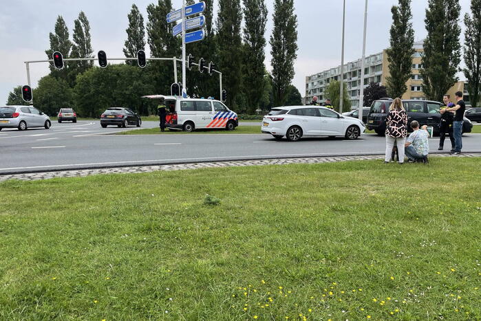 Twee auto's betrokken bij aanrijding op rotonde