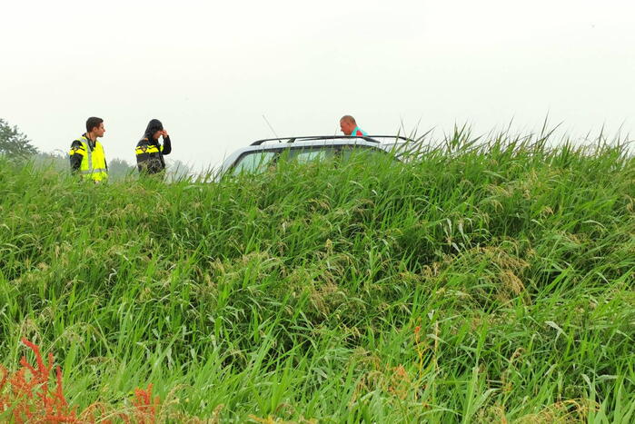 Auto botst tegen de vangrails