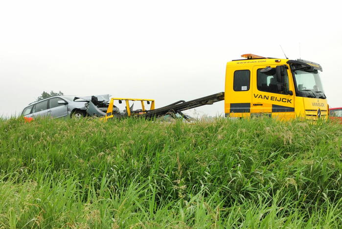 Auto botst tegen de vangrails