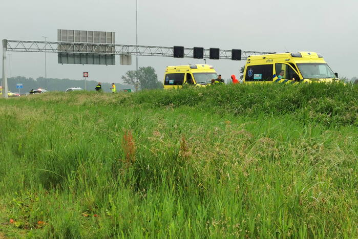 Auto botst tegen de vangrails