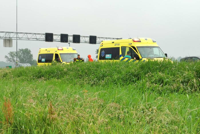 Auto botst tegen de vangrails