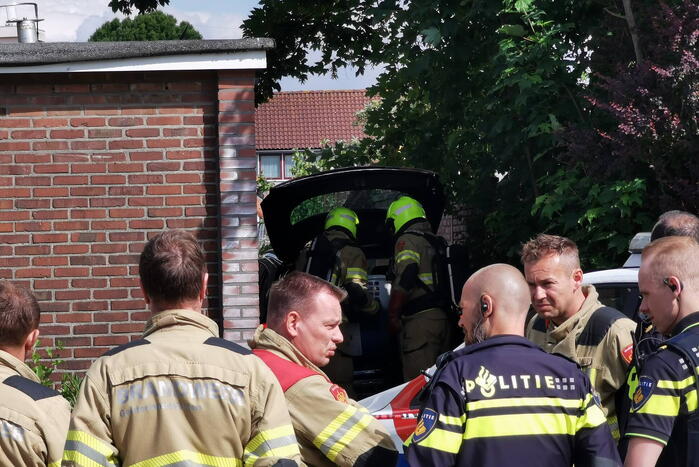 Onderzoek naar aantreffen vaten in geparkeerde auto