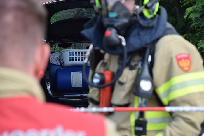 Onderzoek naar aantreffen vaten in geparkeerde auto