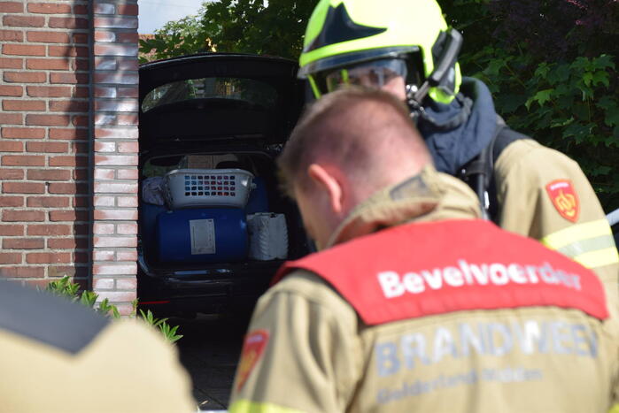Onderzoek naar aantreffen vaten in geparkeerde auto