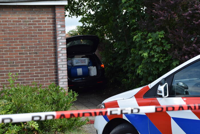 Onderzoek naar aantreffen vaten in geparkeerde auto