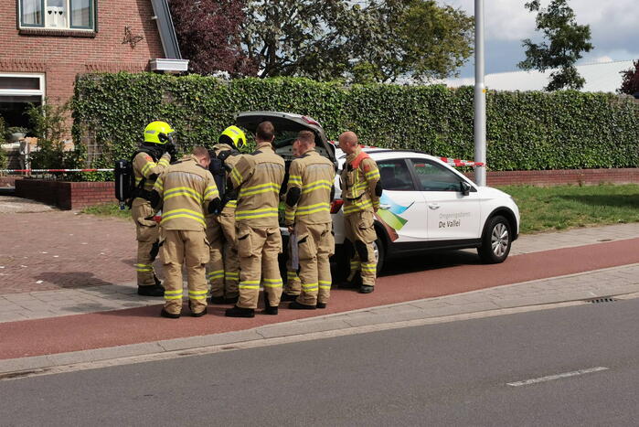 Onderzoek naar aantreffen vaten in geparkeerde auto