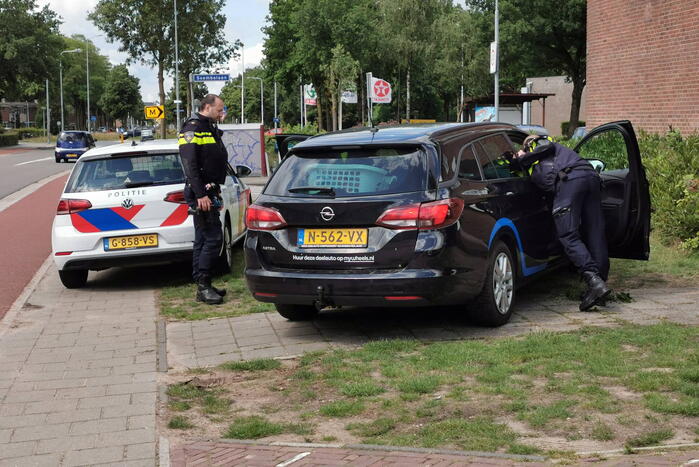 Onderzoek naar aantreffen vaten in geparkeerde auto