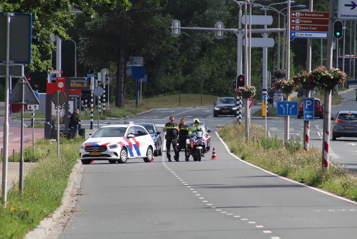 Afgebroken tak dreigt op weg te vallen