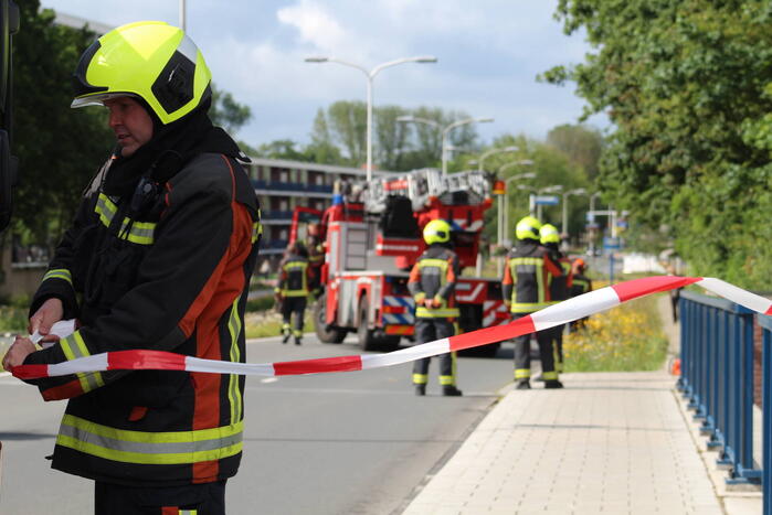 Afgebroken tak dreigt op weg te vallen