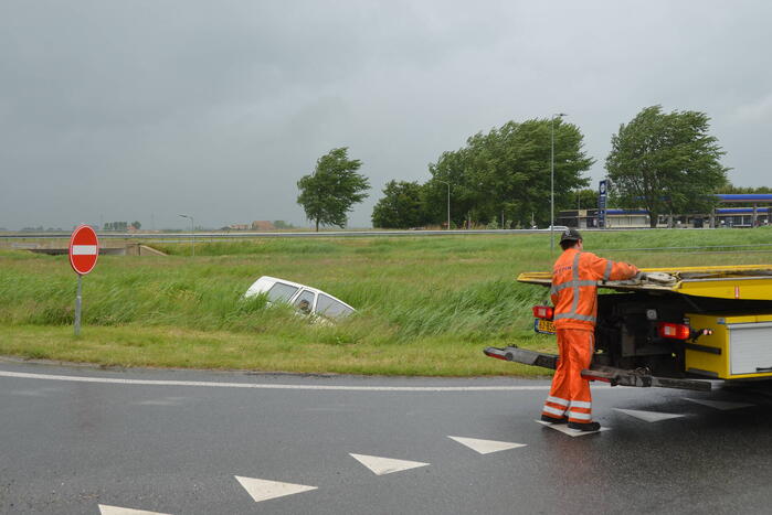 Bestelbus belandt in sloot