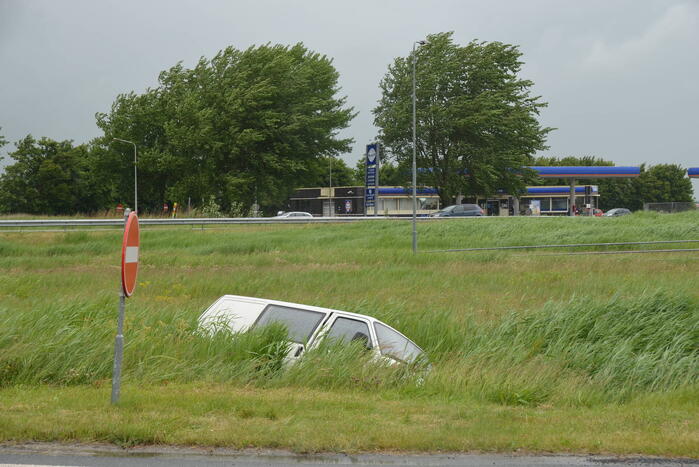 Bestelbus belandt in sloot