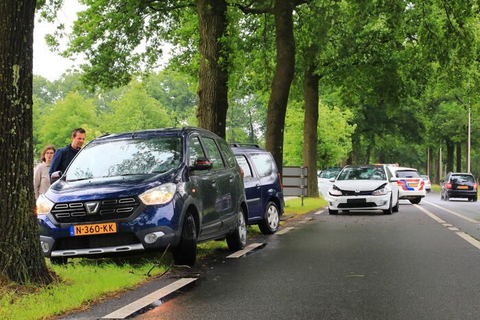 Drie personenwagens betrokken bij kop-staart botsing